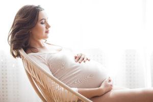 Pregnant woman in light coloured clothing